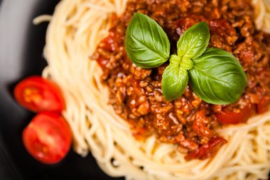Spagetti bolognese koyu arka plan üzerinde
