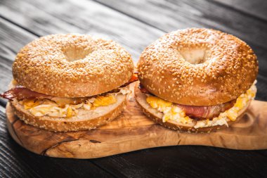 Pastırma ve yumurta ile simit