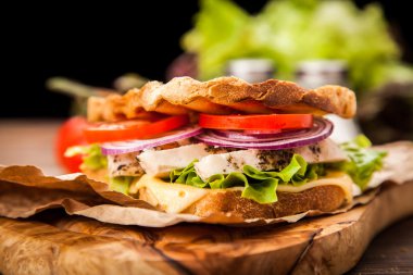 ızgara tavuklu sandviç