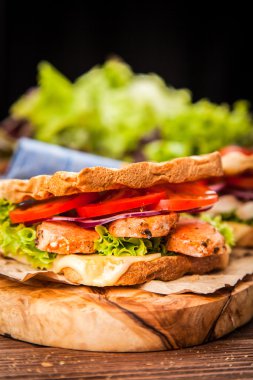 ızgara tavuklu sandviç