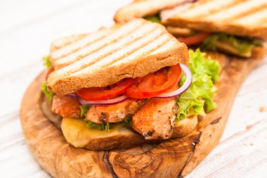 ızgara tavuklu sandviç