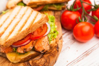 ızgara tavuklu sandviç