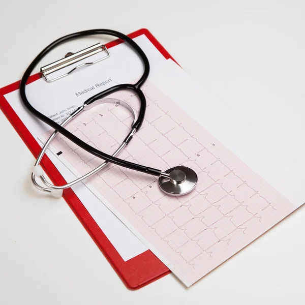 Medisch rapport en cardiogram — Stockfoto