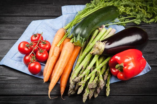 Verdure fresche su un tavolo — Foto Stock