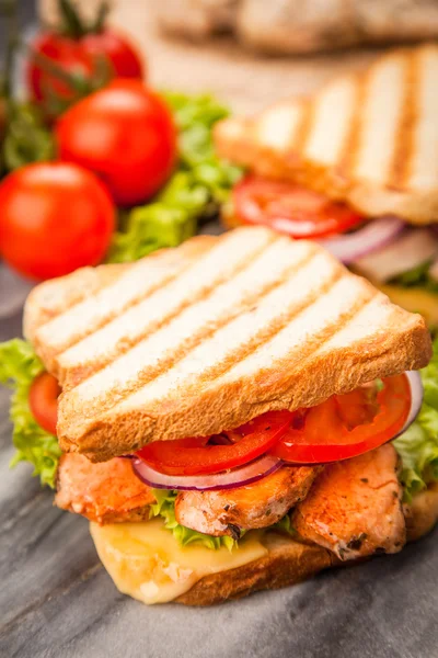 Sandwich de pollo a la parrilla —  Fotos de Stock