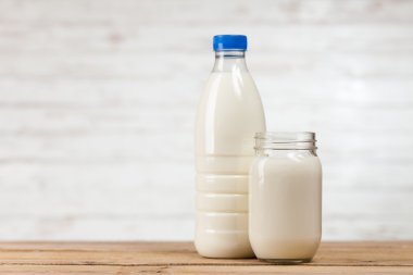 Ahşap masa üzerinde süt şişesi