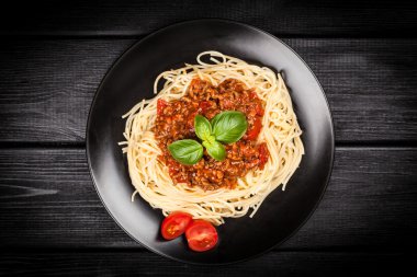 Spagetti bolognese koyu arka plan üzerinde