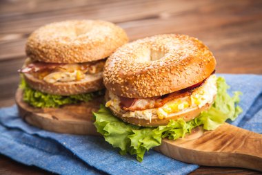 Pastırma ve yumurta ile simit