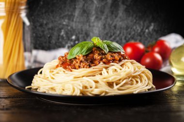 Spagetti bolognese koyu arka plan üzerinde