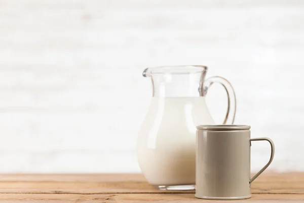 Tarro de leche sobre mesa de madera — Foto de Stock