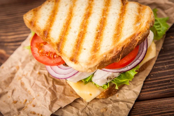 Grilled chicken sandwich — Stock Photo, Image