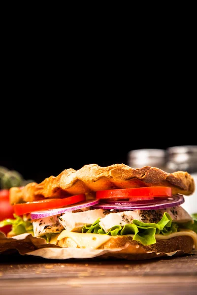 Grilled chicken sandwich — Stock Photo, Image