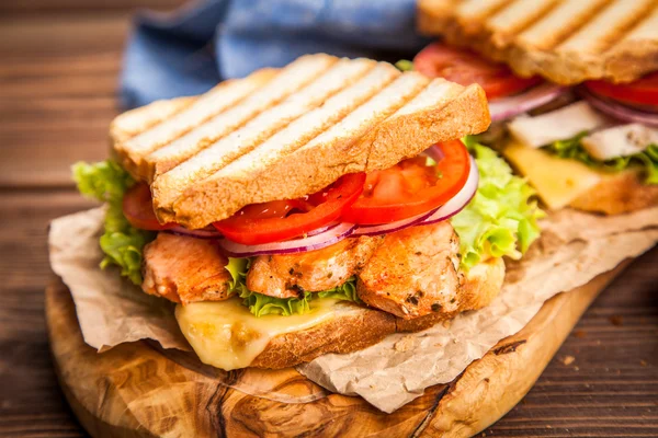 Gegrilde kip sandwich — Stockfoto