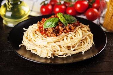 Spagetti bolognese koyu arka plan üzerinde