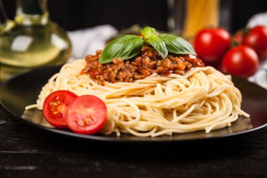 Spagetti bolognese koyu arka plan üzerinde