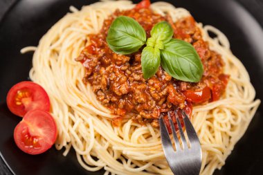 Spagetti bolognese koyu arka plan üzerinde
