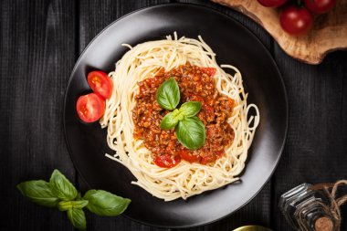 Spagetti bolognese koyu arka plan üzerinde