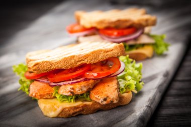 ızgara tavuklu sandviç