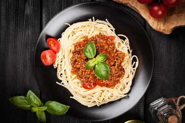 Спагетти болоньезе на тёмном фоне — стоковое фото