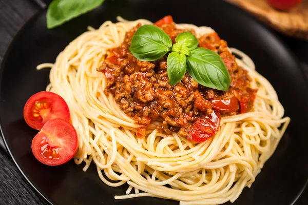 Spaghetti bolognese op donkere achtergrond — Stockfoto