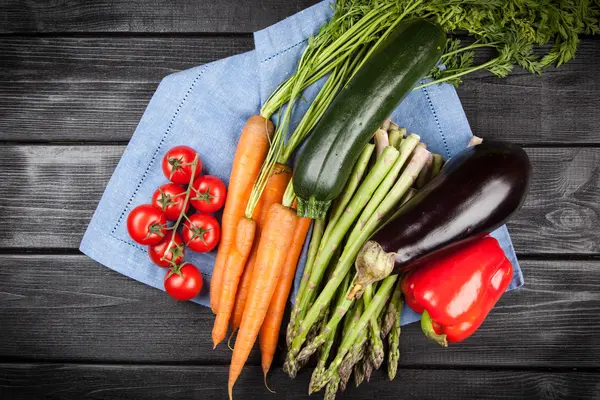 Verdure fresche su un tavolo — Foto Stock