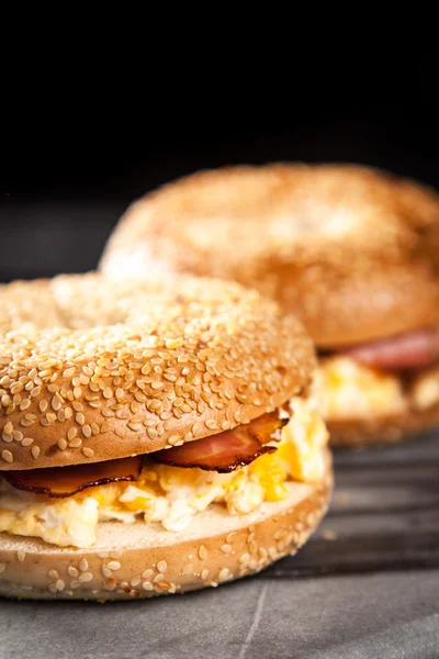 Bagel med bacon och ägg — Stockfoto