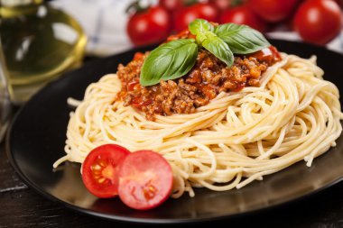 Spagetti bolognese koyu arka plan üzerinde