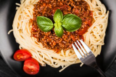 Spagetti bolognese koyu arka plan üzerinde