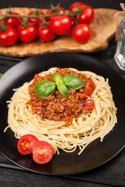 Spagetti bolognese koyu arka plan üzerinde