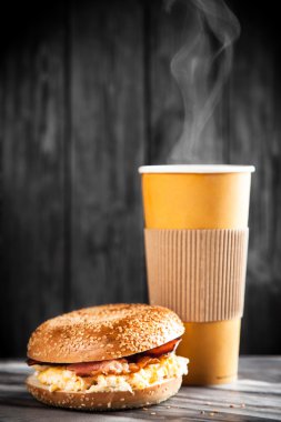 Pastırma ve yumurta ile simit