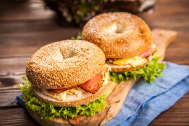 Pastırma ve yumurta ile simit