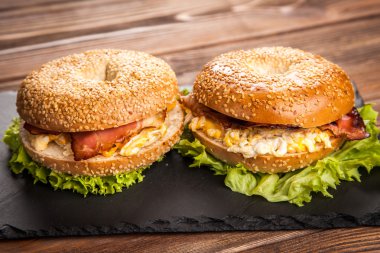 Pastırma ve yumurta ile simit