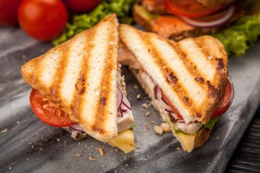 ızgara tavuklu sandviç