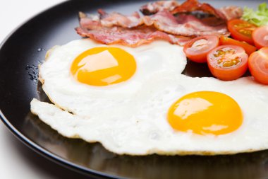 Bir plaka üzerinde geleneksel kahvaltı