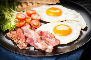 Bir plaka üzerinde geleneksel kahvaltı