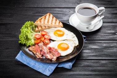 Bir plaka üzerinde geleneksel kahvaltı