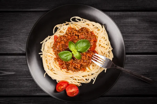 Spaghetti bolognese op donkere achtergrond — Stockfoto