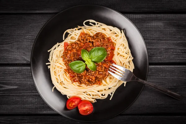 Spaghetti bolognese på mörk bakgrund — Stockfoto