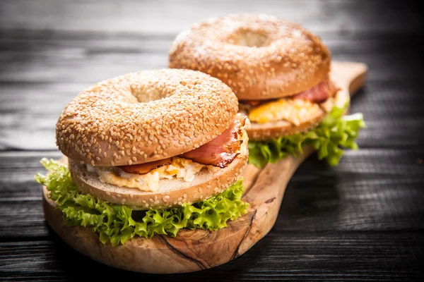 Pastırma ve yumurta ile simit