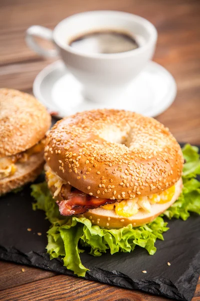 Bagel med bacon och ägg — Stockfoto