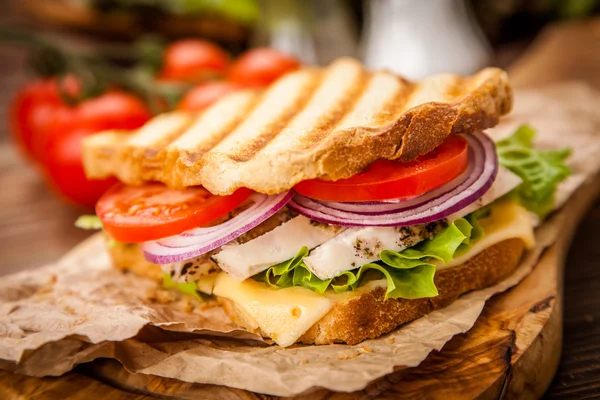 Sandwich de pollo a la parrilla —  Fotos de Stock