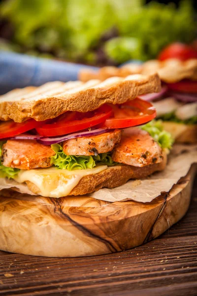 Grilled chicken sandwich — Stock Photo, Image