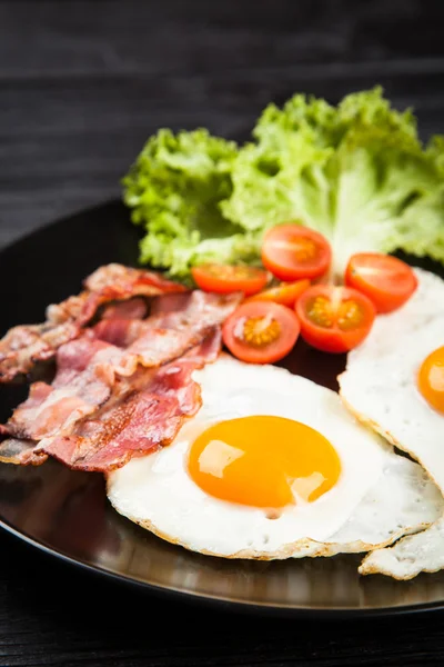 Traditional breakfast on a plate — Stock Photo, Image