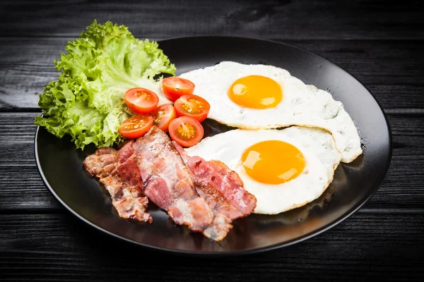 Традиційний сніданок на тарілці — стокове фото