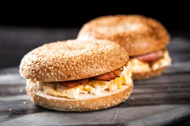 Pastırma ve yumurta ile simit