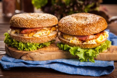 Pastırma ve yumurta ile simit