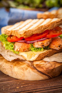 ızgara tavuklu sandviç