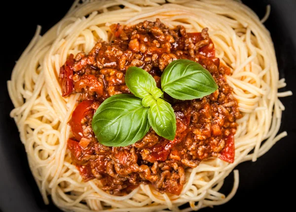 Spaghetti bolognese na ciemnym tle — Zdjęcie stockowe