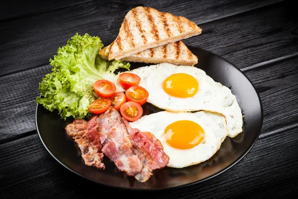 Traditional breakfast on a plate — Stock Photo, Image