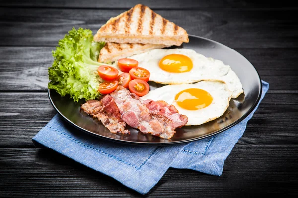 Bir plaka üzerinde geleneksel kahvaltı — Stok fotoğraf
